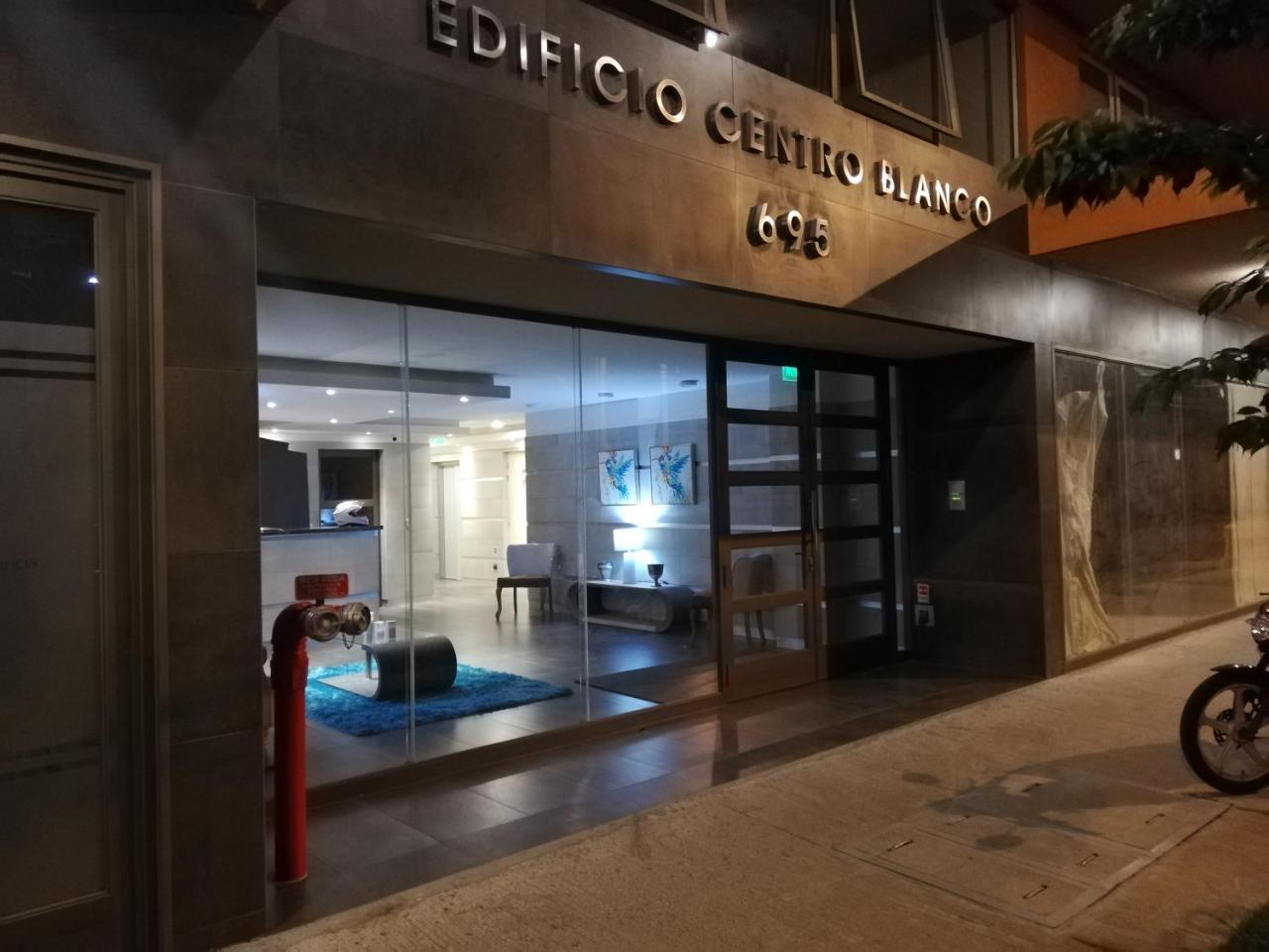 Depto Estudio 1811 Edificio Centro Blanco Con Estacionamiento เตมูโก ภายนอก รูปภาพ